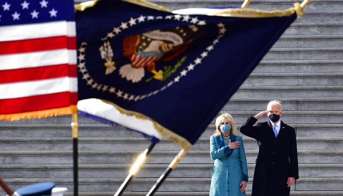 الرئيس جو بايدن وزوجته جيل يؤديان التحية على درج الكونغرس (أ ف ب).