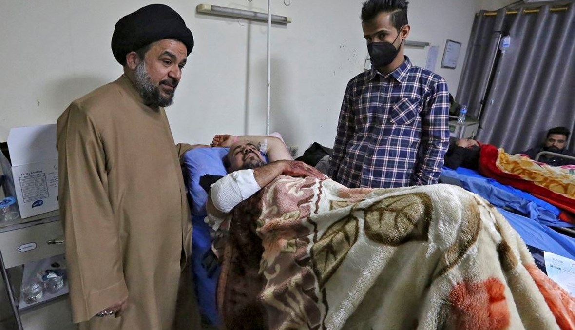 جريح يستقبل الزوار في مستشفى بعد تفجير انتحاري في بغداد (أ ف ب). 