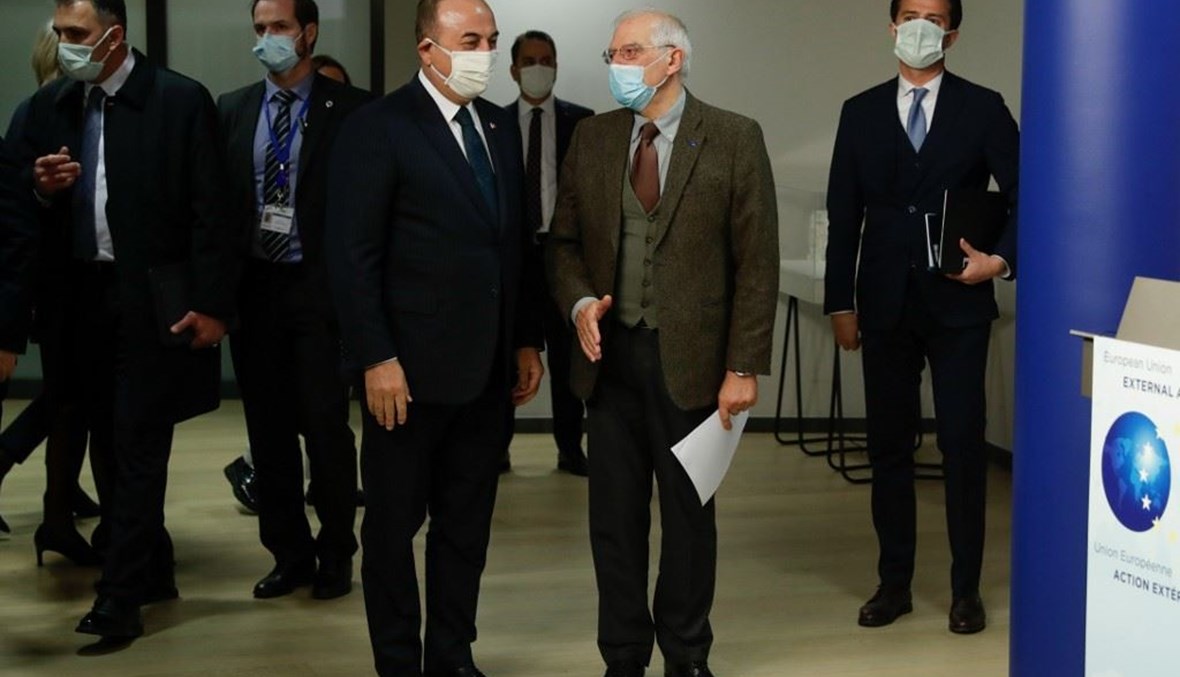 وزير الخارجية التركي مولود جاويش أوغلو –الى اليسار- والممثل الاعلى للاتحاد الاوروبي جوزيب بوريل في بروكسيل أمس.   (أ ف ب)