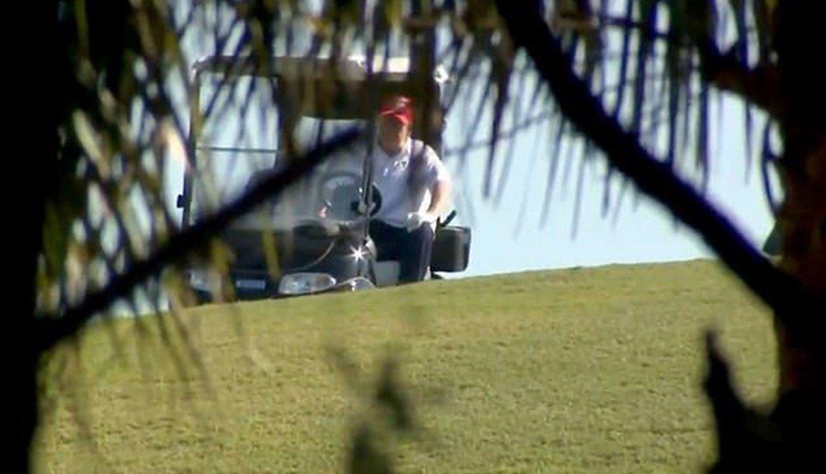 الرئيس الأميركي السابق دونالد ترامب يمارس رياضة الغولف.