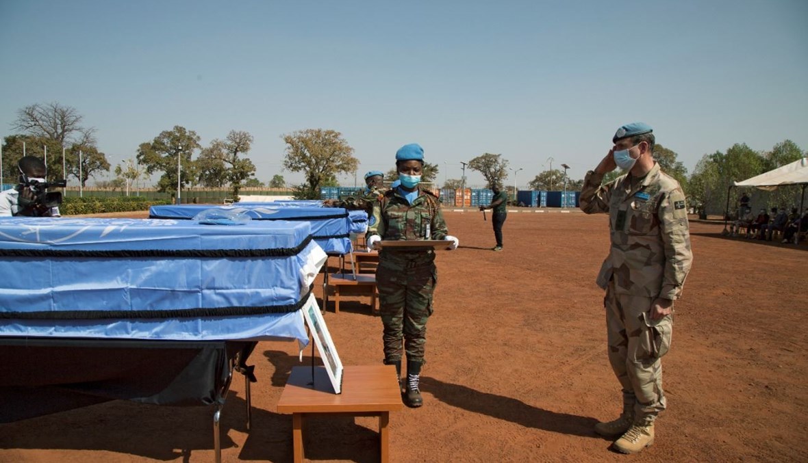 دينيس غيلنسبور، قائد قوة "مينوسما" التابعة للأمم المتحدة أمام نعوش جنود قتلوا، وذلك خلال تأبين في باماكو (19 ك2 2021، أ ف ب).