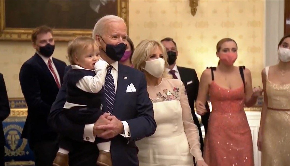 الرئيس الأميركي جو بايدن مشاركاً حفيده الرقص في البيت الأبيض (أ ف ب).