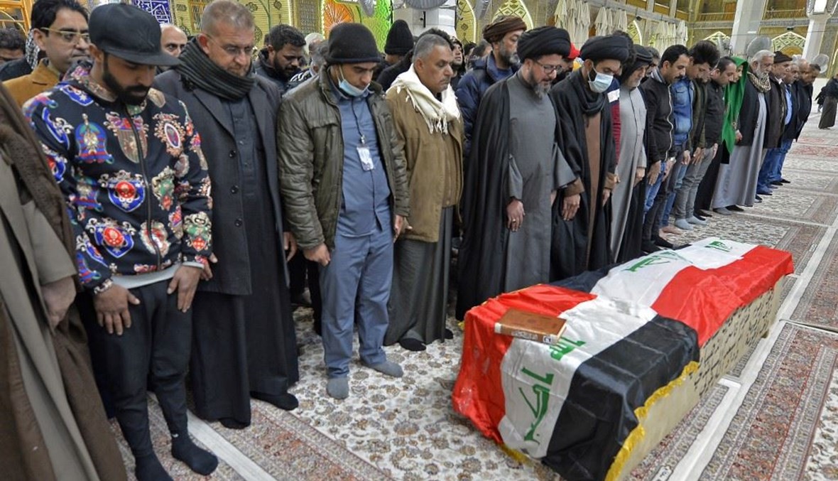 تشييع أحد ضحايا التفجيرين الانتحاريين في بغداد في مدينة النجف الخميس.   (أ ف ب)