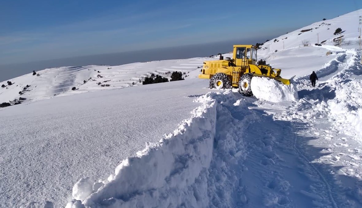 جرافة تعمل على فتح طريق وسط الثلوج في منطقة القموعة في شمال لبنان. (ميشال حلاق)