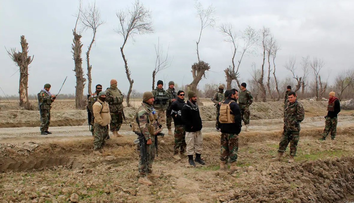 قوات الأمن الأفغانية تقف في حراسة بعد هجوم شنه مسلحو "طالبان' بالقرب من موقع للجيش الوطني الأفغاني في ولاية قندوز (أ ف ب).