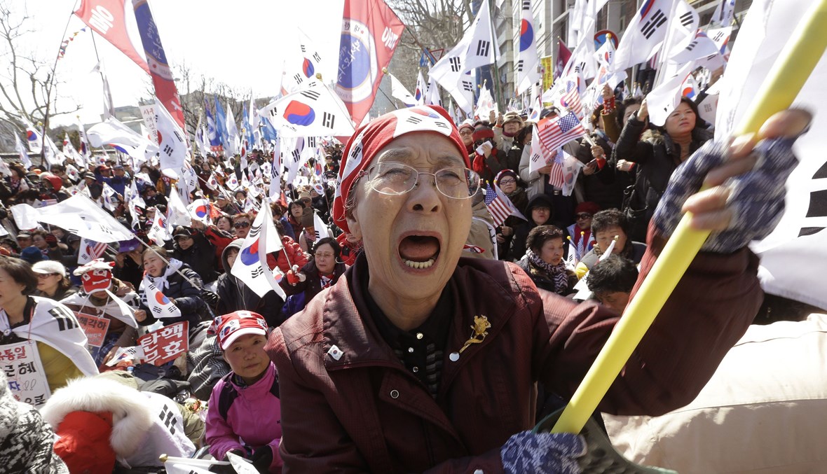 متظاهرون مؤيدون للرئيسة الكورية الجنوبية السابقة بارك جيون هاي يعارضون اتهامها من قبل المحكمة الدستورية. 10 آذار 2017. يعتقد البعض أنّ هنالك تشابهاً بين أحداث 10 آذار واقتحام الكابيتول في السادس من كانون الثاني.  الصورة عن "أ ب"