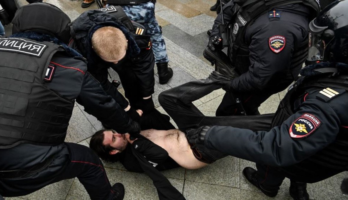 توقيف متظاهر خلال احتجاجات موسكو (أ ف ب).