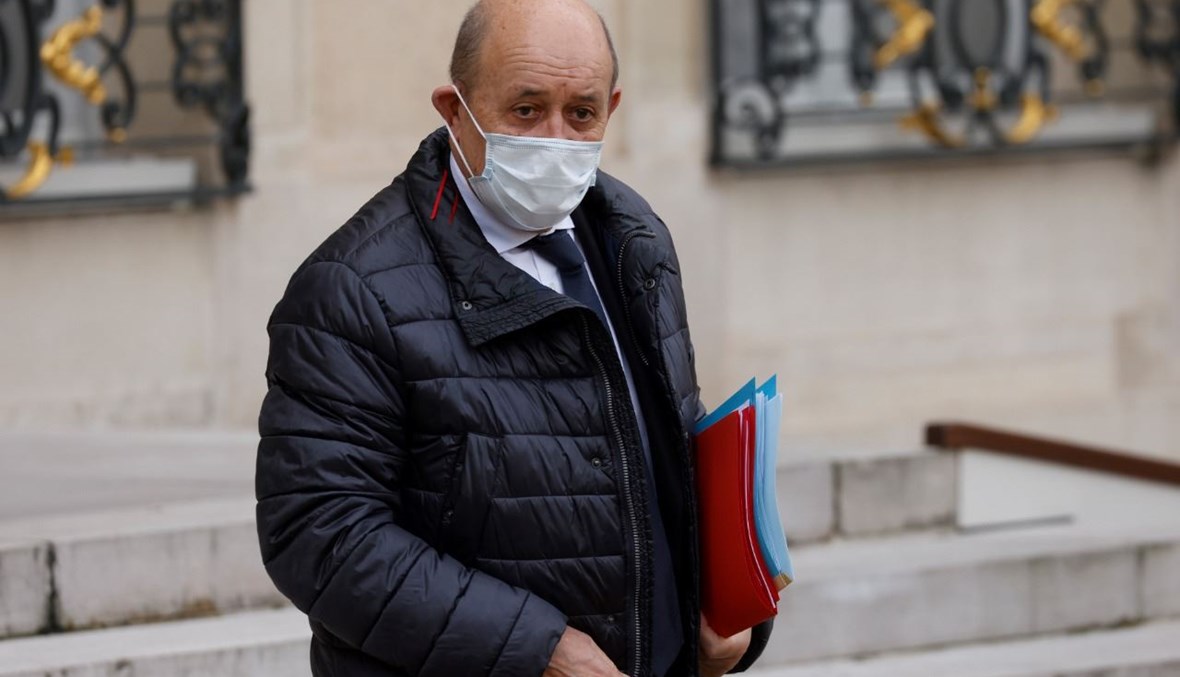 لودريان مغادرا بعد الاجتماع الأسبوعي لمجلس الوزراء في قصر الإليزيه في باريس (20 ك2 2021، أ ف ب). 