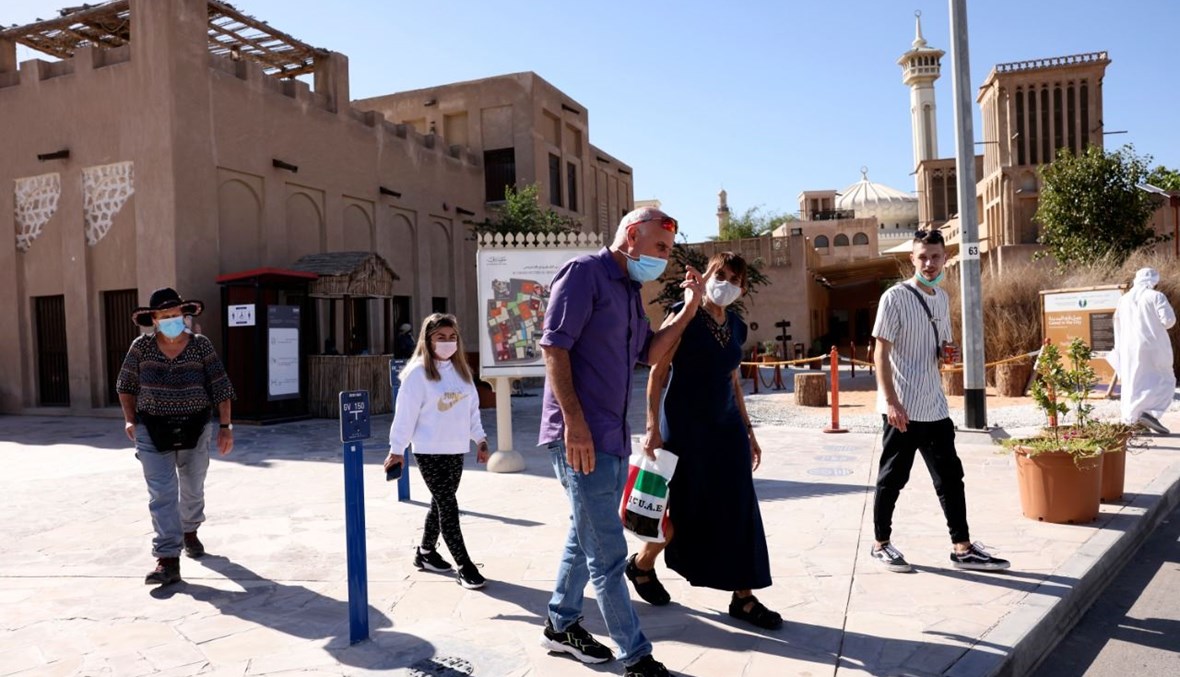 سياح إسرائيليون يزورون حي الفهيدي التاريخي في دبي )11 ك2 2021، أ ف ب).