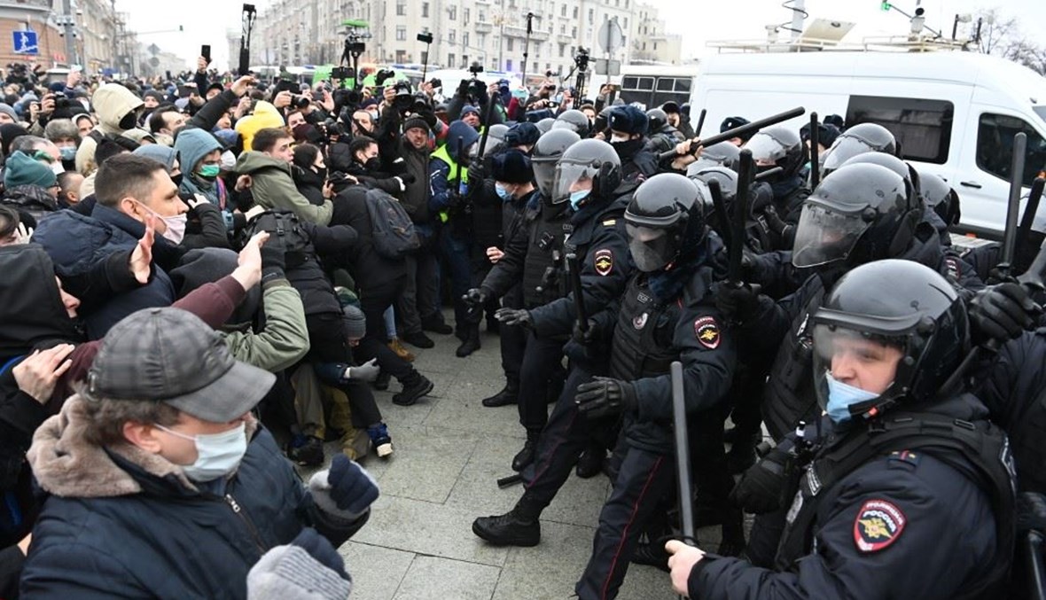 محتجون يشتبكون مع الشرطة في وسط موسكو السبت.   (أ ف ب)
