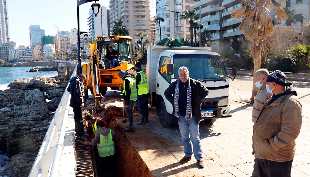 بلدية بيروت افادت من الاقفال العام للقيام باعمال الصيانة عند الكورنيش البحري للعاصمة. (حسن عسل)