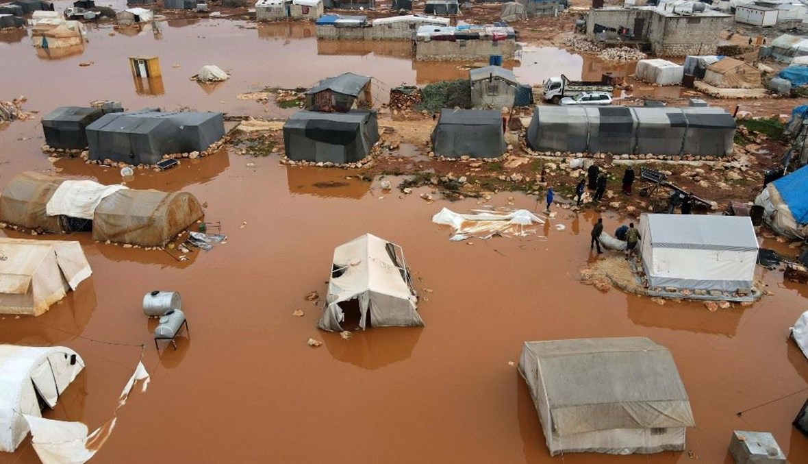 صورة جوية لمخيم للنازحين السوريين في قرية كفر لاسين بمحافظة إدلب وقد غمرته مياه الأمطار في 19 كانون الثاني الجاري.  (أ ف ب) 