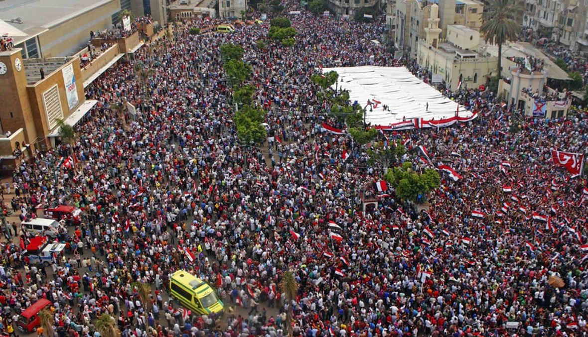 صورة من الارشيف لمتظاهرين في ميدان التحرير بالقاهرة في 2011.