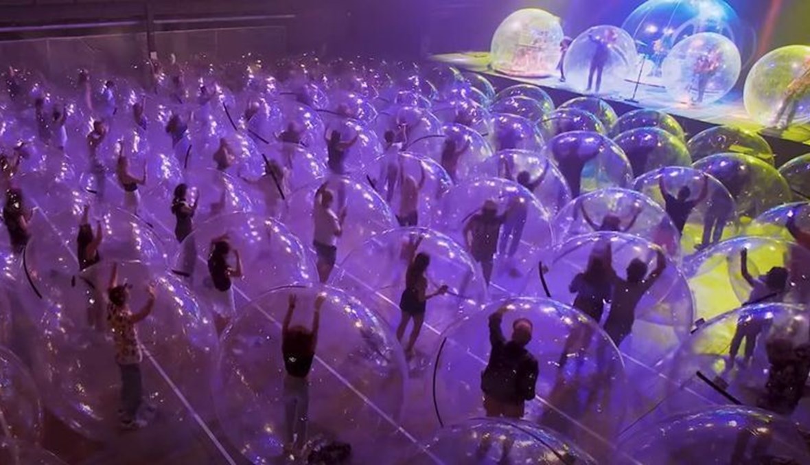 "البالونات الهوائيّة" في حفل موسيقيّ.