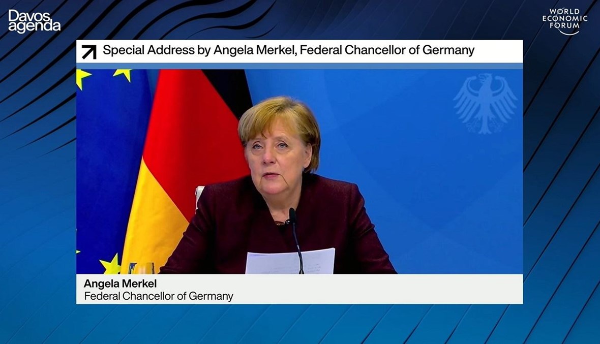 المستشارة الألمانية أنغيلا ميركل تلقي كلمتها أمام المنتدى (أ ف ب).