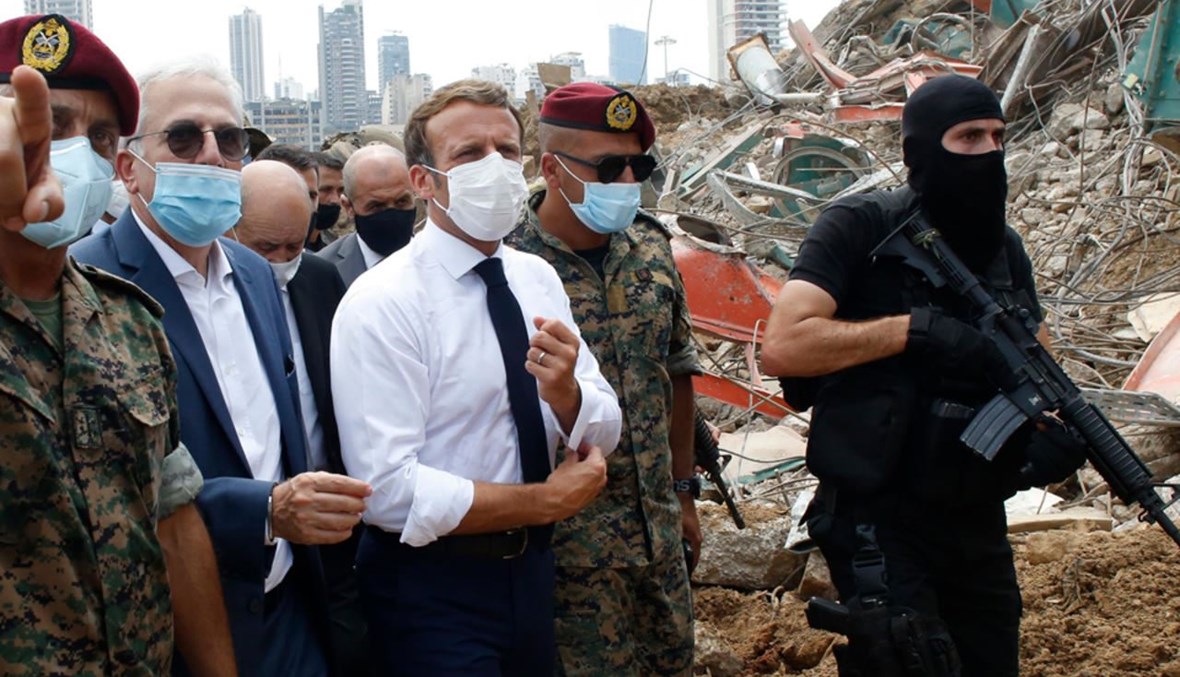 الرئيس الفرنسي إيمانويل ماكرون خلال زيارته مرفأ بيروت (أ ف ب).