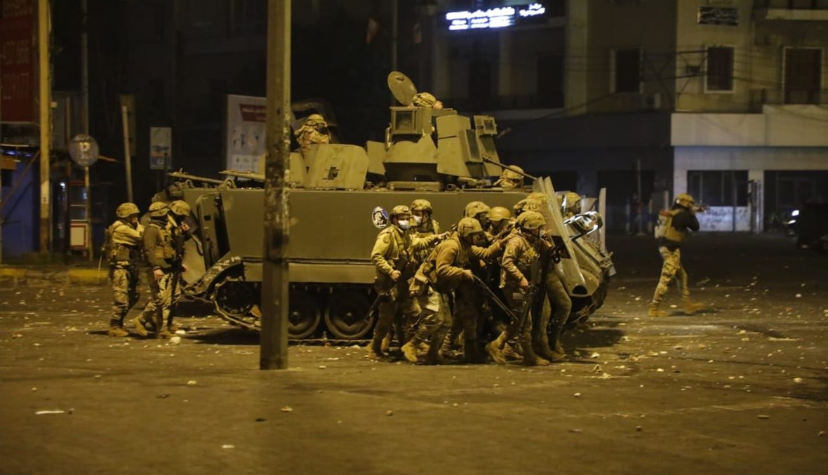 الجيش يلاحق المخلين بالامن في اسواق طرابلس الداخلية (تصوير مارك فياضو حسام شبارو)