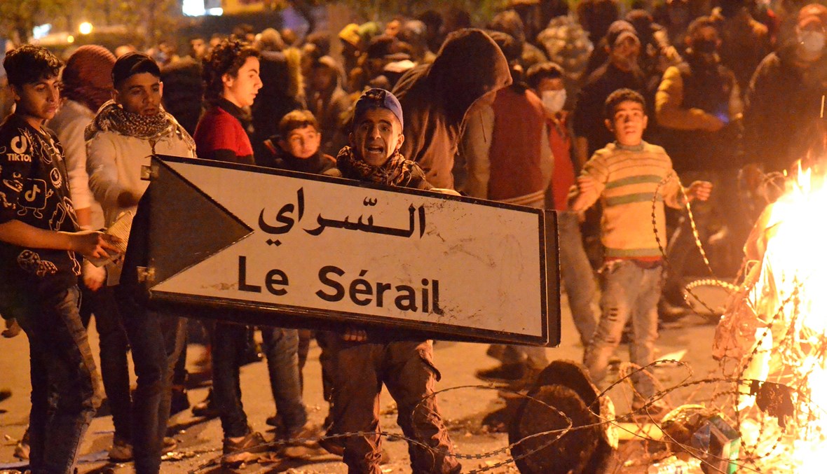 متظاهر لبناني مناهض للحكومة في مدينة طرابلس، في 26 كانون الثاني 2021 (الصورة من أ ف ب).
