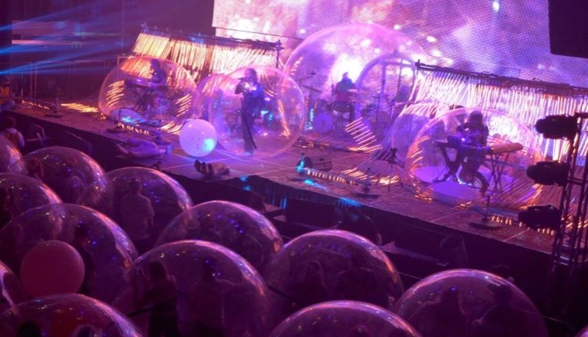 حفل موسيقي في أميركا يحضره الجمهور في فقاعات هوائية