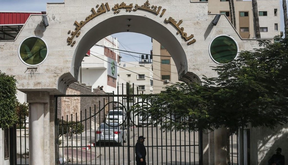 عناصر من "حماس" أمام مقر المجلس التشريعي الفلسطيني في غزة في 17 كانون الثاني الجاري.(أ ف ب)
