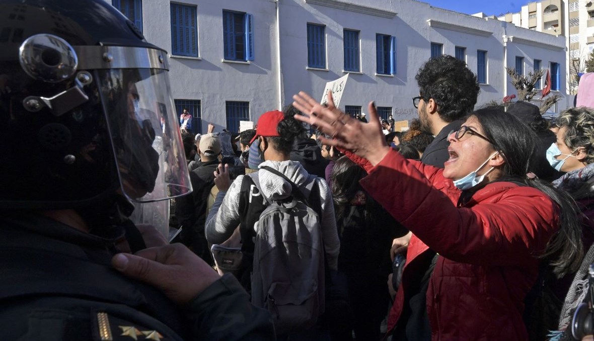 الشرطة التونسية تمنع متظاهرين من دخول مبنى البرلمان في تونس العاصمة (26 ك2 2021، أ ف ب).