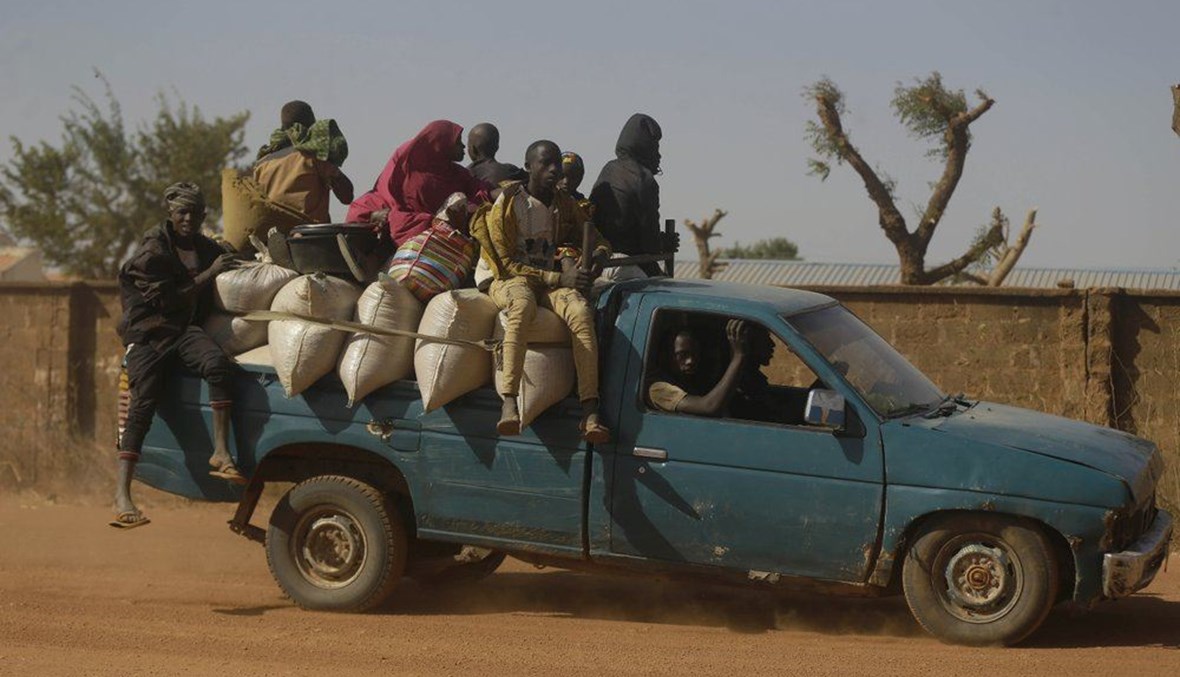 مركبة تمر بالقرب من الثانوية الحكومية للعلوم في كانكارا بنيجيريا (15 ك1 2020، أ ب).