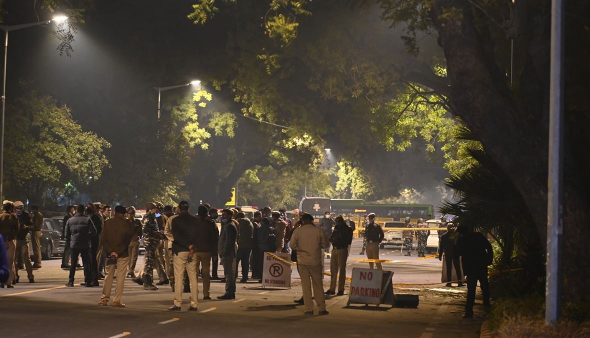 عناصر من الشرطة الهندية في موقع الانفجار في نيودلهي (29 ك2 2021، أ ف ب). 
