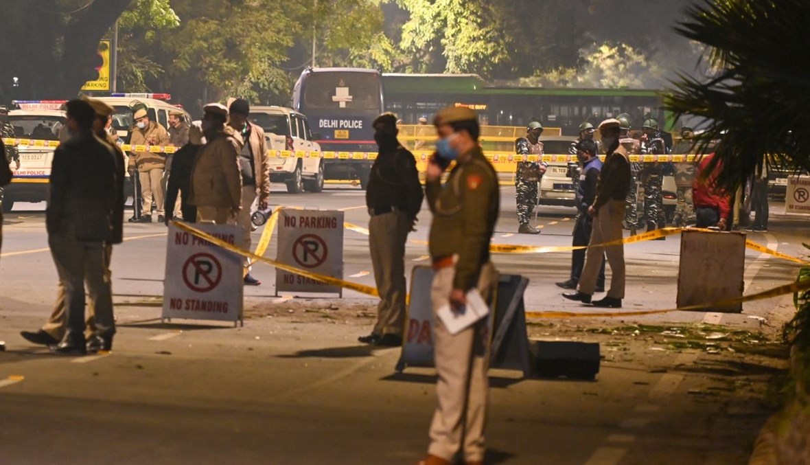 عناصر من الشرطة الهندية في موقع الانفجار في نيودلهي (29 ك2 2021، أ ف ب). 