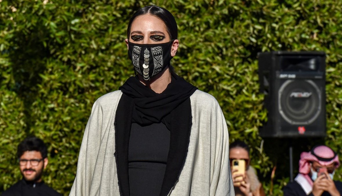 عارضة أزياء خلال تقديم مجموعة Khaleeki Chic لمصممين سعودي وبلجيكي، في الحي الديبلوماسي في الرياض (23 ك2 2021، أ ف ب). 