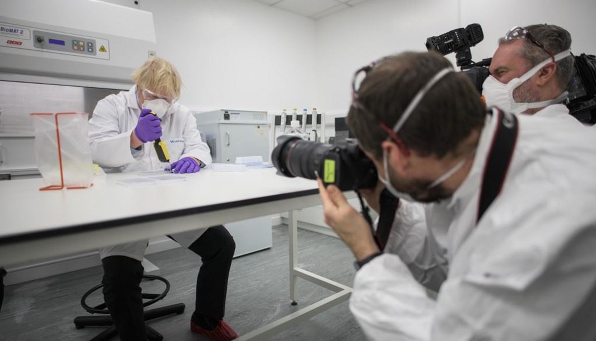 جونسون في مختبر بريطاني للقاح ضد كورونا (ا ف ب)