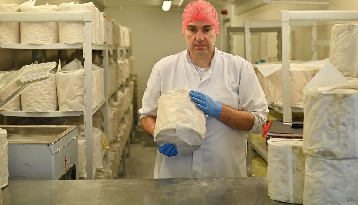 سايمون سبوريل، صاحب مصنع "هارتينغتون كريمري"، الذي ينتج جبنة الستيلتون (أ ف ب).