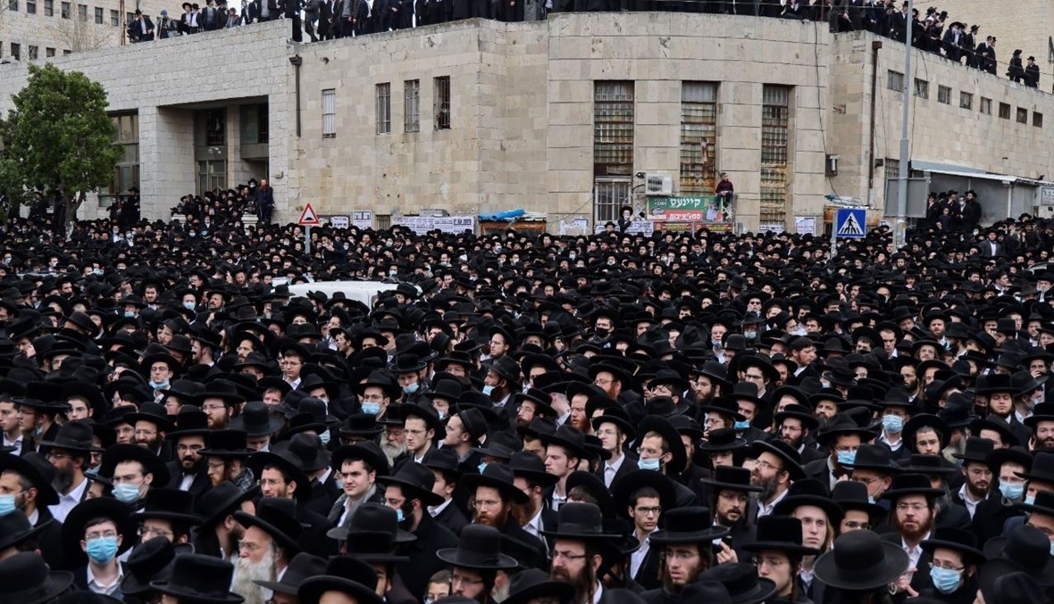 آلاف من اليهود الأرثوذكس المتشددين  تجمعوا خلال الدفن في القدس (31 ك2 2021، أ ف ب).