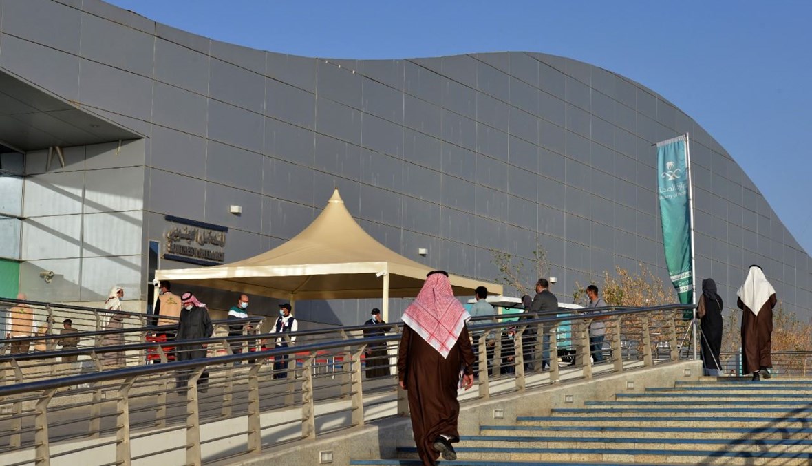 أشخاص يصلون إلى مركز الرياض الدولي للمؤتمرات والمعارض في الرياض لتلقي لقاح كورونا (21 ك2 2021، أ ف ب).