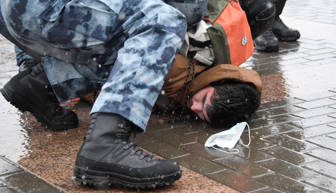 الشرطة تحتجز محتجا خلال تظاهرة تضامنية مع نافالني في موسكو (31 ك2 2021، أ ف ب). 