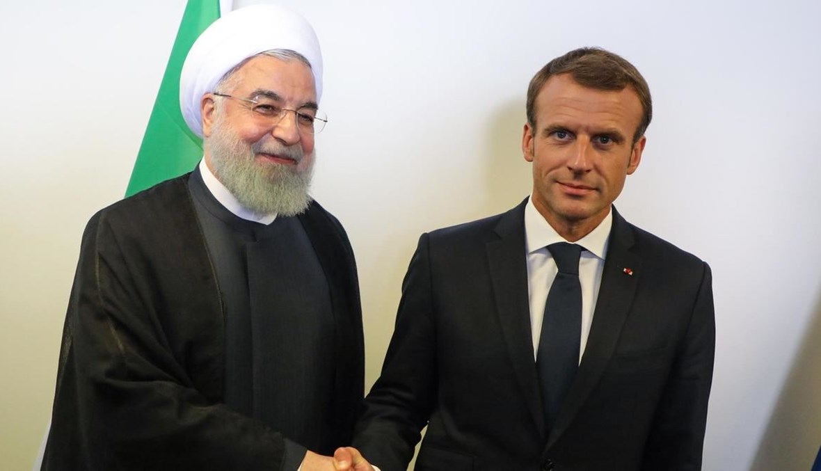 الرئيسان الفرنسي إيمانويل ماكرون والإيراني حسن روحاني يتصافحان على هامش أعمال الجمعية العامة للأمم المتحدة، 2018 - "أ ب"