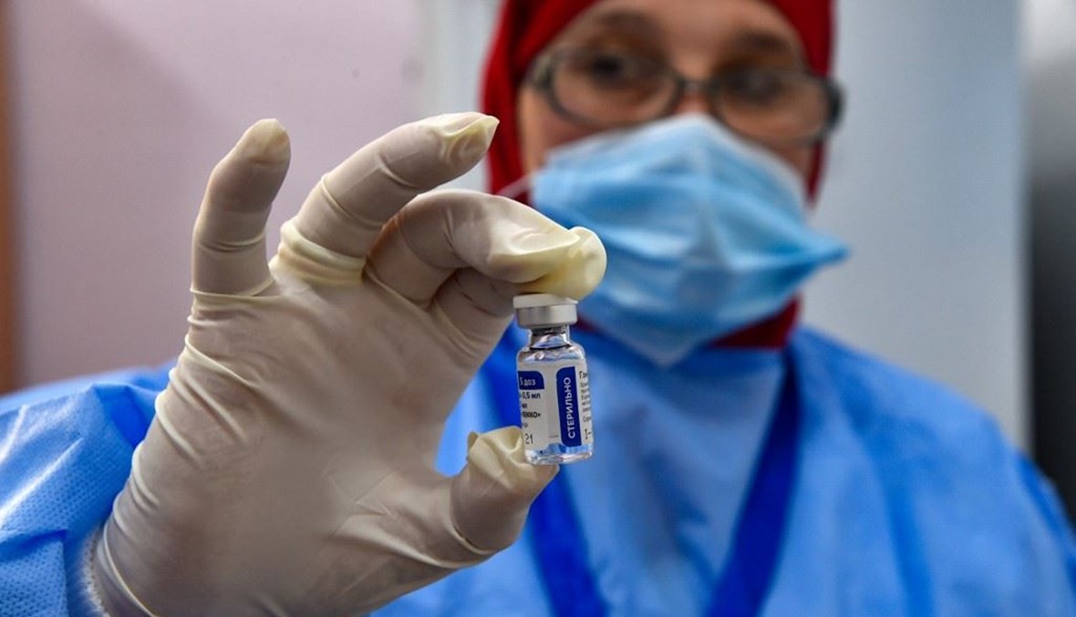 اللقاح الروسي في المختبرات الجزائرية (أ ف ب).