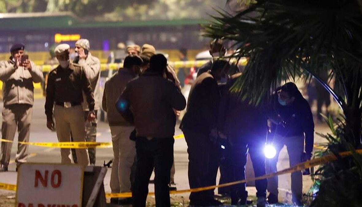 رجال أمن هنود في مكان التفجير قرب السفارة الاسرائيلية بنيودلهي الجمعة.