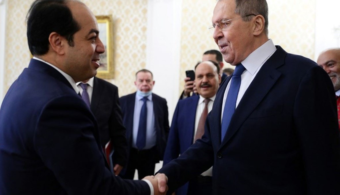 وزير الخارجية الروسي سيرغي لافروف-الى اليمين- ورئيس المجلس الرئاسي في ليبيا أحمد معيتيق في موسكو الجمعة.   (أ ف ب)