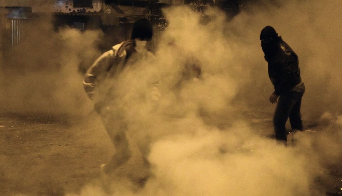 دخان منبعث من قنابل مسيلة للدموع اطلقتها القوى الامنية على المتظاهرين في طرابلس امس.  (اسبر ملحم)