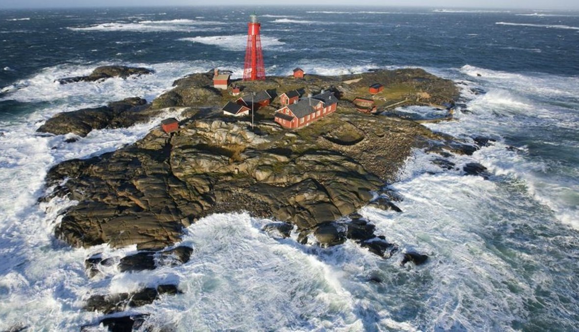جزيرة معزولة قبالة الساحل السويدي.