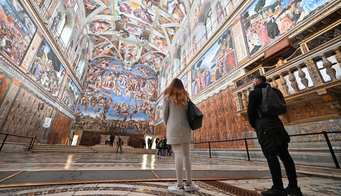 أشخاص يزورون كنيسة سيستين في الفاتيكان (1 شباط 2021، أ ف ب). 