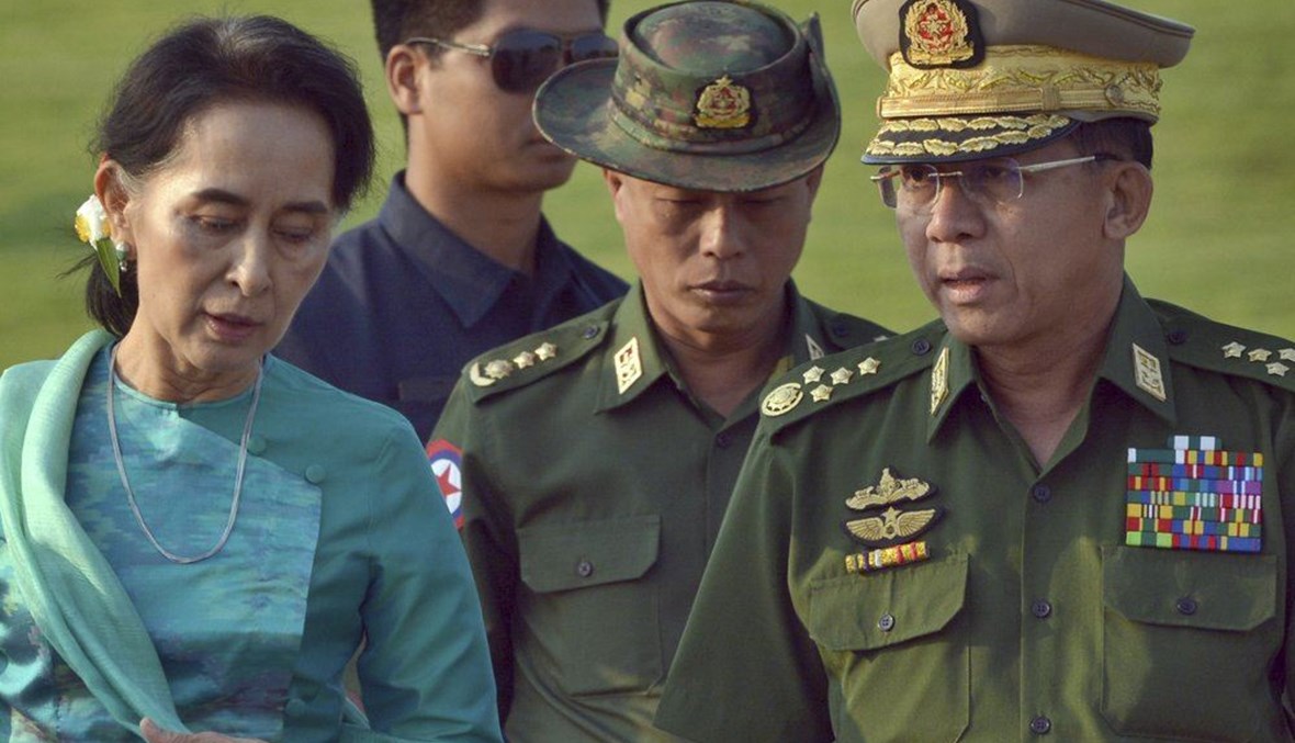 الجنرال هلينغ (إلى اليمين) مرافقا أونغ سان سو تشي في نايبيتاو بميانمار (6 ايار 2016، أ ب).