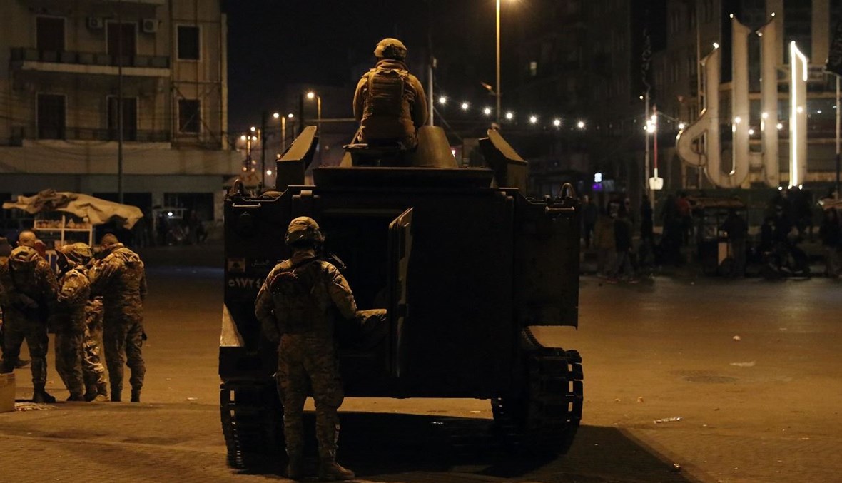 دورية من الجيش اللبناني تدقق في العابرين على احد الطرق المؤدية الى ساحة النور في طرابلس مساء امس. (اسبر ملحم)