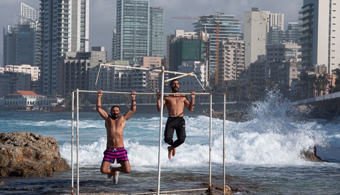 افاد بعض سكان العاصمة من الطقس الدافىء ليمارسوا رياضاتهم على شاطىء بحر بيروت