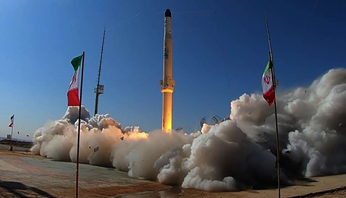صورة وزعتها وزارة الدفاع الإيرانية لتجربة صاروخ "ذو الجناح" الذي يمكنه نقل أقمار اصطناعية إلى الفضاء الإثنين.(أ ف ب)