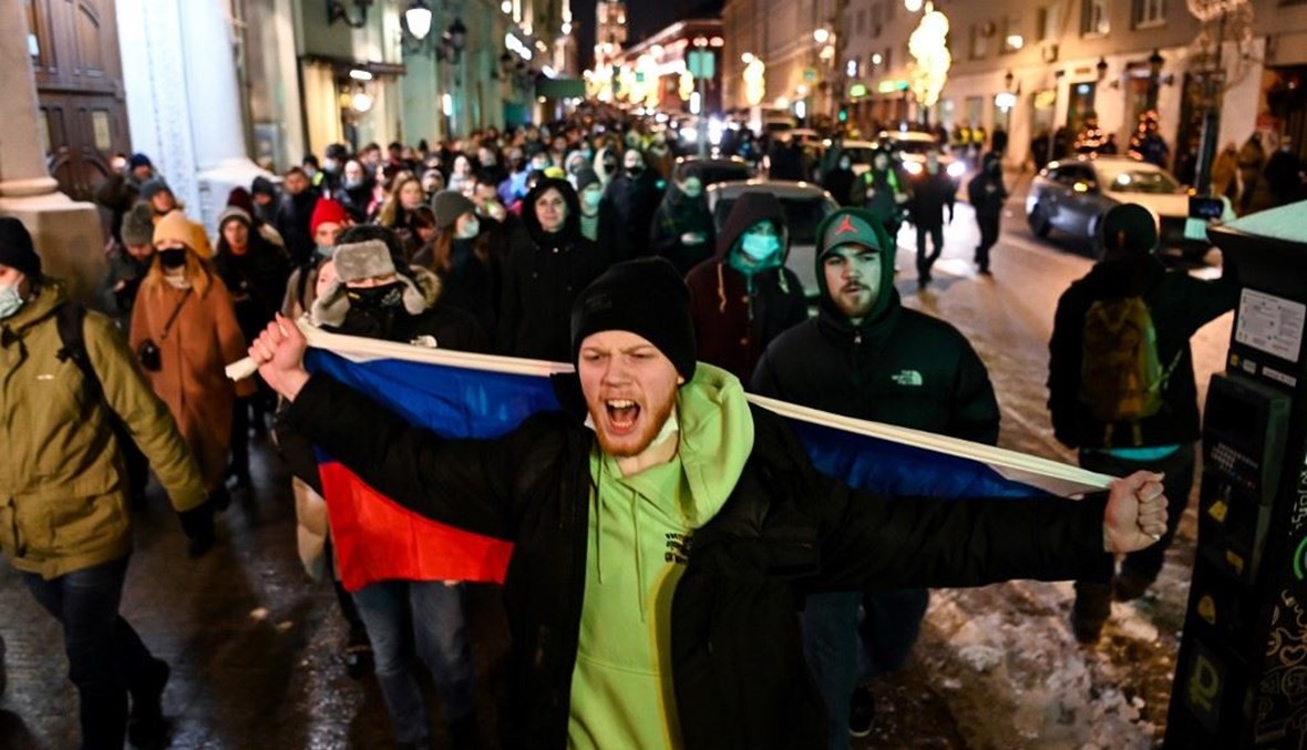 متظاهرون يحتجون في وسط موسكو على حكم السجن الصادر بحق المعارض أليكسي نافالني ليل الثلثاء.   (أ ف ب)