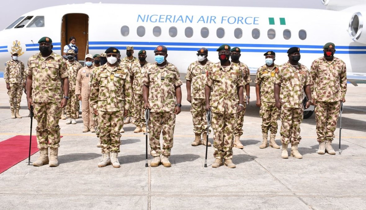 جنود تأهبوا لوصول القادة العسكريين النيجيريين المعينين حديثًا إلى قاعدة مايدوجوري الجوية في مايدوجوري بنيجيريا (31 ك2 2021، أ ف ب).