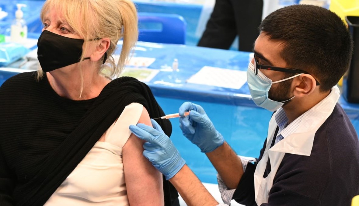 امرأة تتلقى لقاح كورونا في مركز تطعيم موقت في برمنغهام ويست ميدلاندز في بريطانيا (4 شباط 2021، أ ف ب). 