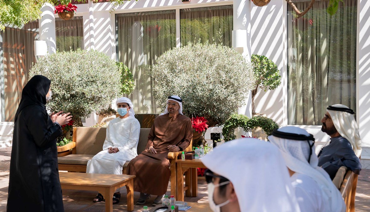 الشيخ محمد بن زايد ملتقيا الشيخ محمد بن راشد في دبي (الصورة من حسابه في تويتر، 1 شباط 2021). 