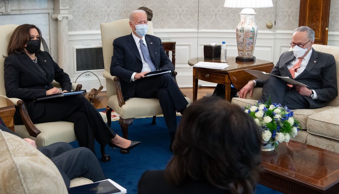 بايدن وهاريس خلال اجتماع مع وفد من الديموقراطيين في مجلس الشيوخ في البيت الأبيض في واشنطن (3 شباط 2021، أ ف ب).